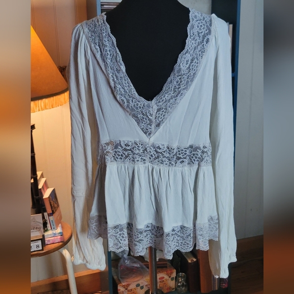 Elegant Lace Trim White Blouse - Picture 4 of 6